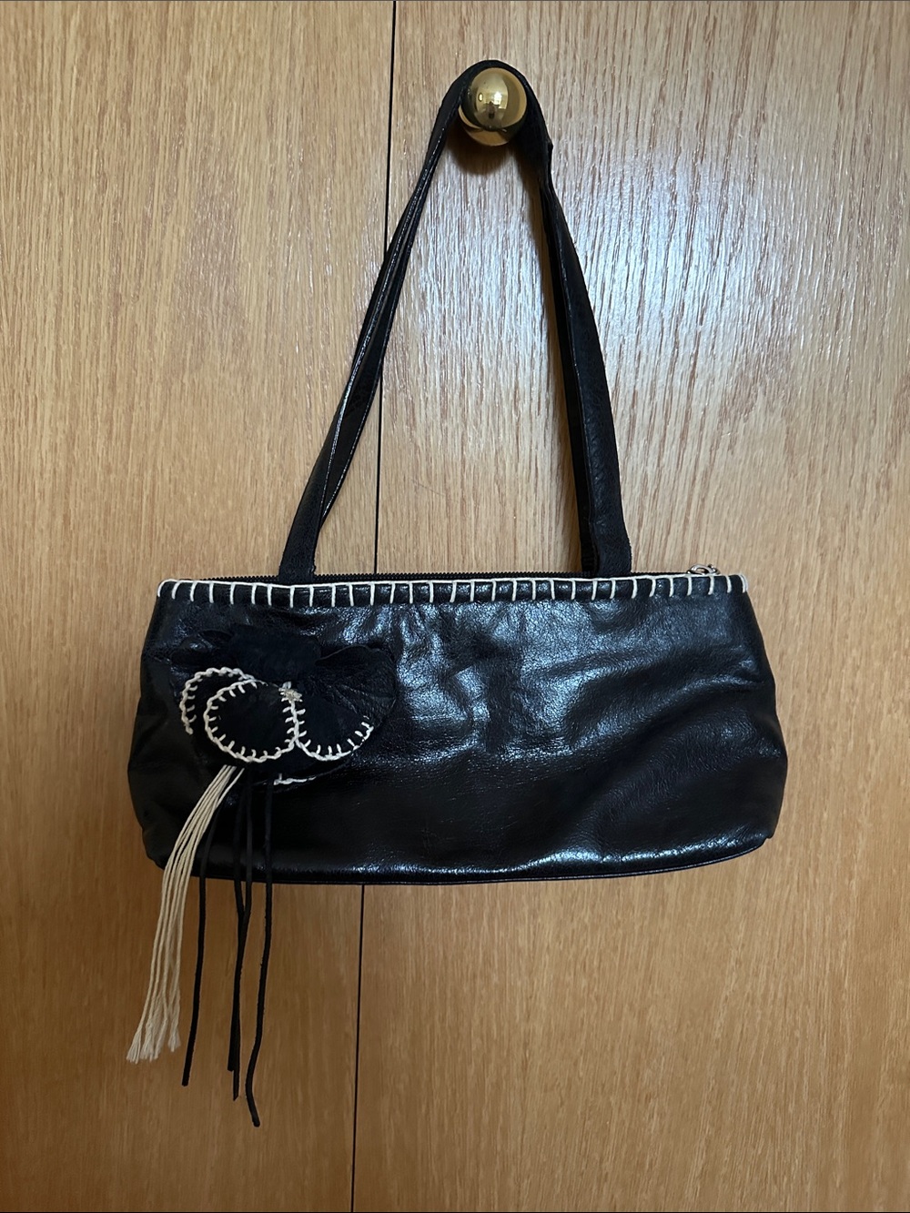 Venetian Italian Black Women's Leather Shoulder Bag with Contrast Stitch Detail